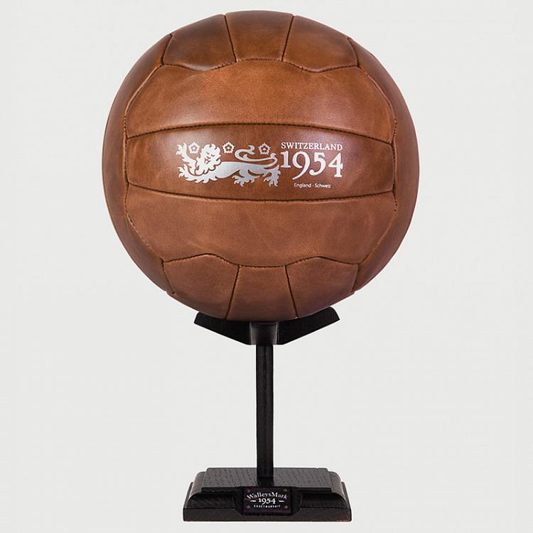 Коричневый винтажный кожаный мяч мяч 1954 на деревянной подставке Match Ball 1954 With Stand, Old Brown
